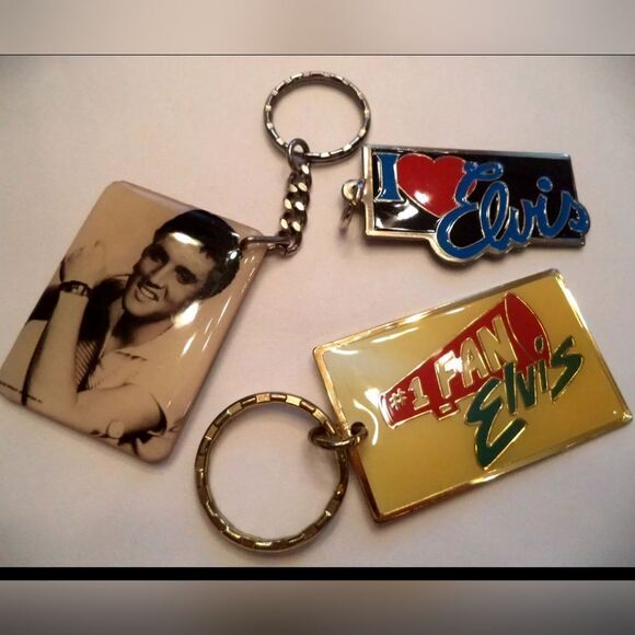VINTAGE ESTATE ELVIS PRESLEY ROCK N ROLL KEYCHAIN LOT NEVER USED - Picture 1 of 2